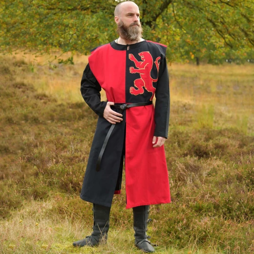 Gefütterter Wappenrock mit Löwen – Rot/Schwarz Mi-Parti