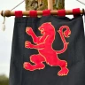 Heraldisches Banner mit rotem Löwen – Schwarz