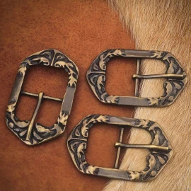 Set mit 3 Gürtelschnallen aus Messing mit Blattmotiv, 14.–15. Jahrhundert