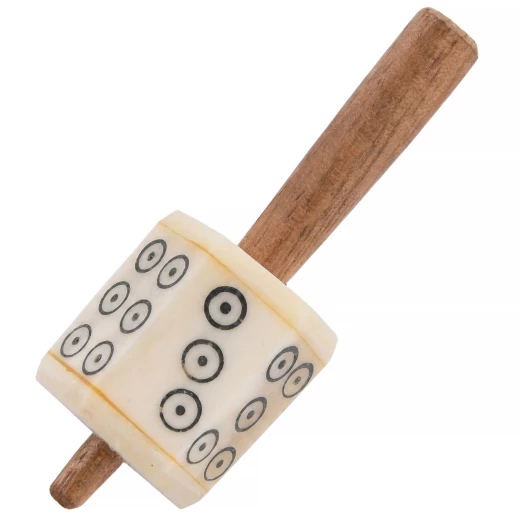 Hrací káča se šestibokým tělem a kroužkovým zdobením