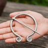 Ringfibel (Gewandnadel) mit keltischen Spiralen, Edelstahl