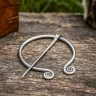 Ringfibel (Gewandnadel) mit keltischen Spiralen, Edelstahl