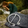 Ringfibel (Gewandnadel) mit keltischen Spiralen, Edelstahl