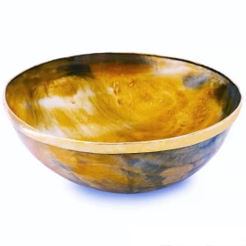 Rohovinová miska s mosazným okrajem, cca 12 cm