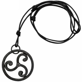 Handgeschmiedeter Triskelion-Anhänger aus Stahl, mit Lederband