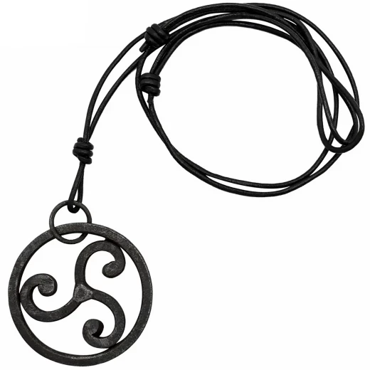 Handgeschmiedeter Triskelion-Anhänger aus Stahl, mit Lederband