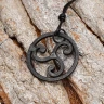 Handgeschmiedeter Triskelion-Anhänger aus Stahl, mit Lederband