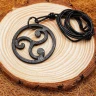 Handgeschmiedeter Triskelion-Anhänger aus Stahl, mit Lederband