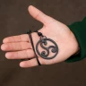 Handgeschmiedeter Triskelion-Anhänger aus Stahl, mit Lederband
