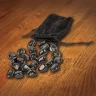 Vikinské runy gravírované do přírodních kamenů z obsidiánu