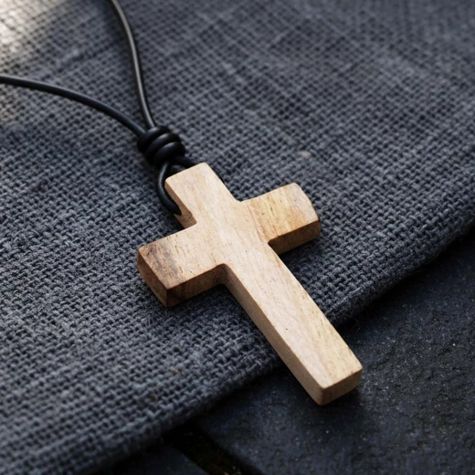 Hölzernes Kreuz als Anhänger mit Lederschnur, 7 cm