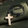 Hölzernes Kreuz als Anhänger mit Lederschnur, 7 cm