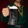 Hornkrug mit Triquetra-Gravur und Lederhalterung von Mythrojan, 600 ml / 800 ml