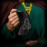 Hornkrug mit Triquetra-Gravur und Lederhalterung von Mythrojan, 600 ml / 800 ml