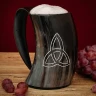 Hornkrug mit Triquetra-Gravur und Lederhalterung von Mythrojan, 600 ml / 800 ml
