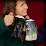 Hornkrug mit Triquetra-Gravur und Lederhalterung von Mythrojan, 600 ml / 800 ml