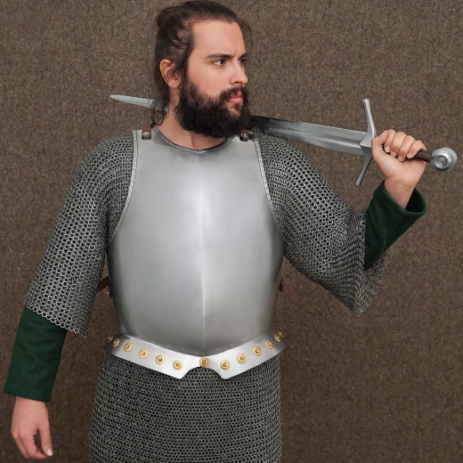 Renaissance Brustpanzer aus Stahl, 16. Jahrhundert, mit Messingnieten