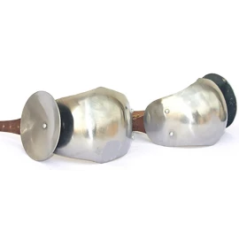 Stählerne Kniekacheln (Poleyns) mit Seitenscheiben, 14.-15. Jahrhundert