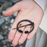 Handgeschmiedete Eisenfibel, Ringfibel mit gerollten Enden