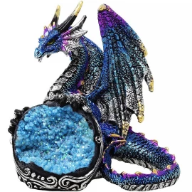 Safírový strážce: Modrý drak na krystalové geodě