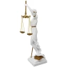 Weiße Figur Göttin der Gerechtigkeit Justitia mit goldenen Details 35 cm