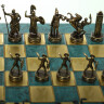 Šachy Řecká mytologie s modrými a hnědými figurkami a mosaznou šachovnicí 36x36 cm