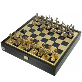 Šachy Řecká mytologie v dřevěné kazetě se zlatými/stříbrnými figurkami a mosaznou šachovnicí 34x34 cm