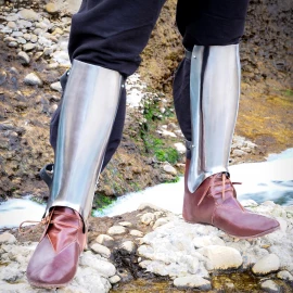 Beinschienen aus 1,6 mm Stahl, Schienbeinschutz 13. Jh.