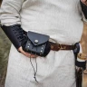 Mittelalterliche Gürteltasche aus Leder mit Wildlederbeutel und Messingnieten - Outlet