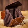 Mittelalterliche Gürteltasche aus Leder mit Wildlederbeutel und Messingnieten - Outlet