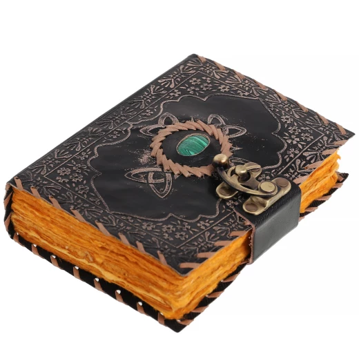 Schwarzes Leder-Grimoire mit grünem Halbedelstein und keltischer Prägung