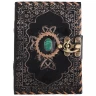 Schwarzes Leder-Grimoire mit grünem Halbedelstein und keltischer Prägung