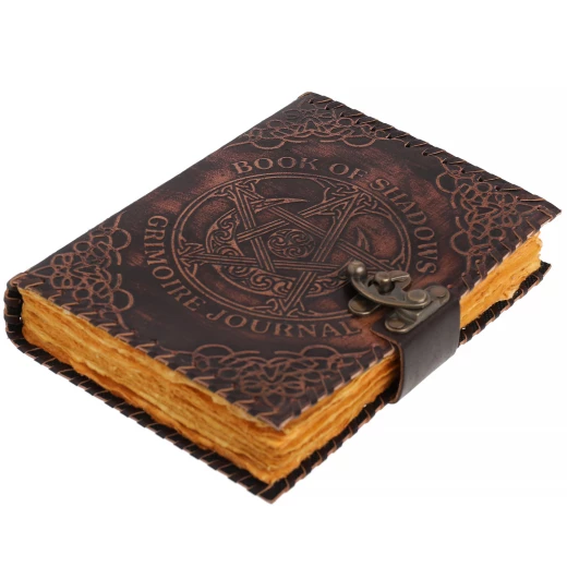 Leder-Grimoire Buch der Schatten mit Pentagramm-Relief und Büttenpapier