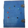 Großes ledergebundenes Notizbuch mit geprägtem Lebensbaum und sieben Chakra-Steinen