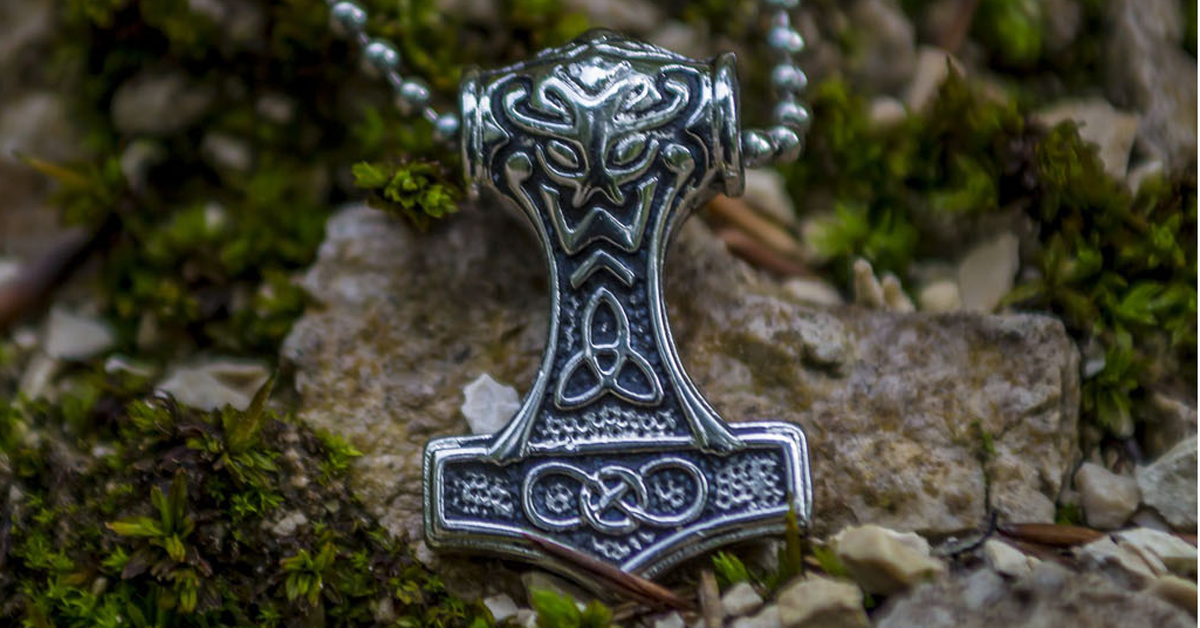 Thor and his legendary hammer Mjolnir | Outfit4Events