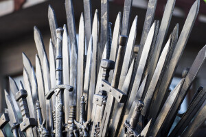 Welche Waffen waren in Game of Thrones verwendet und warum ist valyrischer Stahl das beste Material für die Waffenherstellung?