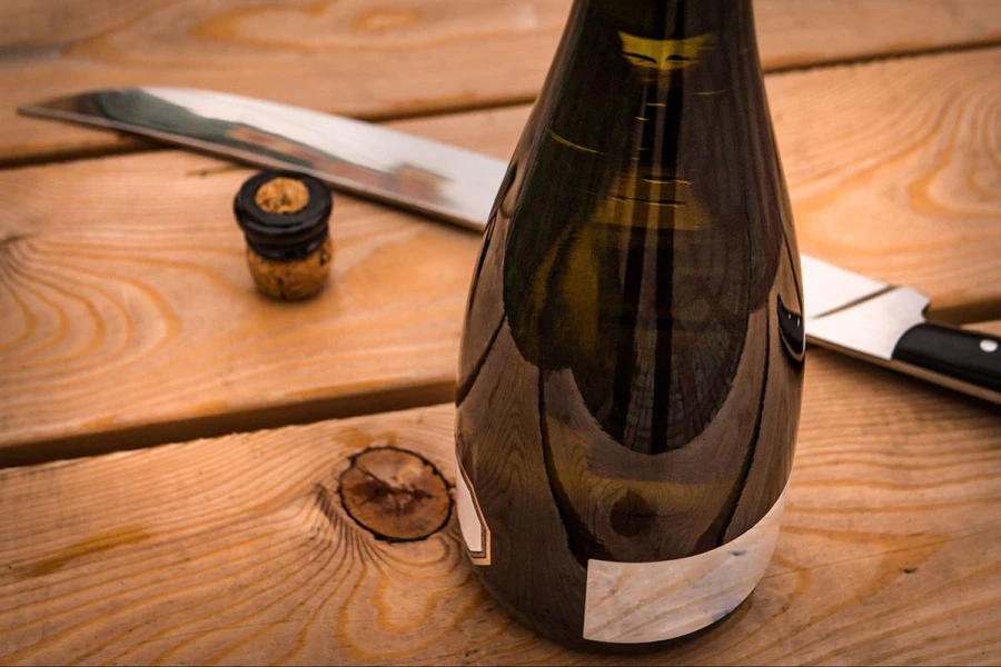 Sabrage - Wie öffnet man eine Flasche Champagner mit einem Säbel?