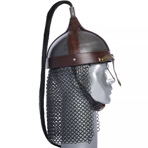 Ranně středověká přilba „Kievan Rus“ s koženým žebrovím