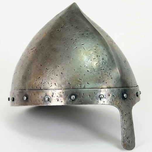 Normanská přilba s nánosníkem a prohnutým zvonem