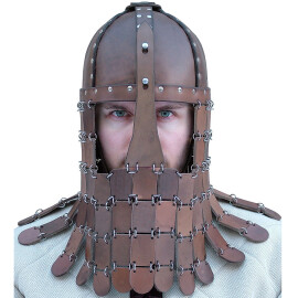 Normanská kožená helma s šupinatým nápletem