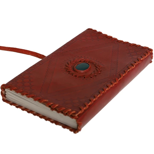 Středověký kožený zápisník s ozdobným kamenem