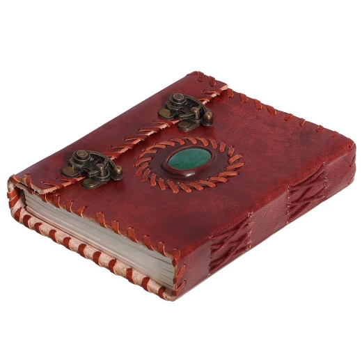 Kožený zápisník s kamenem a kovovou přezkou