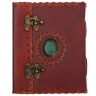 Notizbuch in Ledereinband mit Stein auf Einband