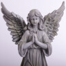 Anděl stojící se sepnutýma rukama 62cm