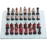 Schachfiguren Kreuzritter mit Schachbrett aus Glas