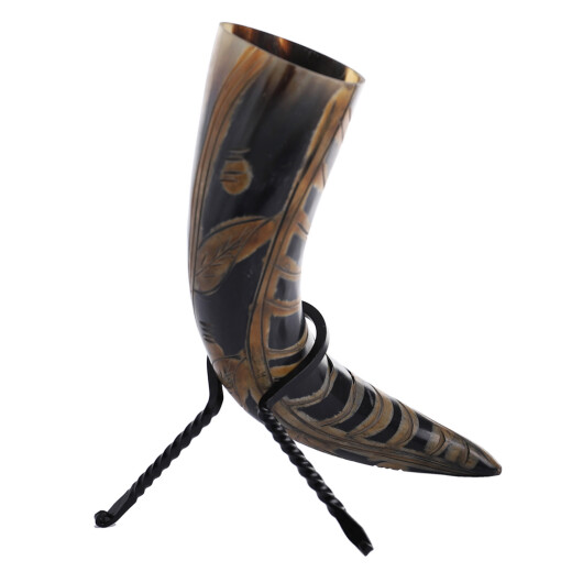 Drinking horn with a carved natural motif