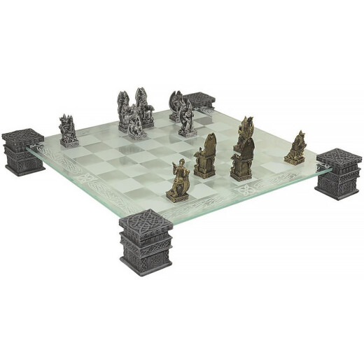 Schachfiguren König Arthur, goldene und silberne Figuren mit Schachbrett aus Glass