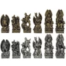Schachfiguren König Arthur, goldene und silberne Figuren mit Schachbrett aus Glass