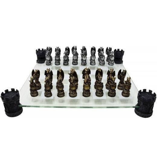 Schachfiguren Drachen, goldene und silberne Figuren mit Schachbrett aus Glass