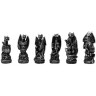 Schachfiguren Drachen, goldene und silberne Figuren mit Schachbrett aus Glass